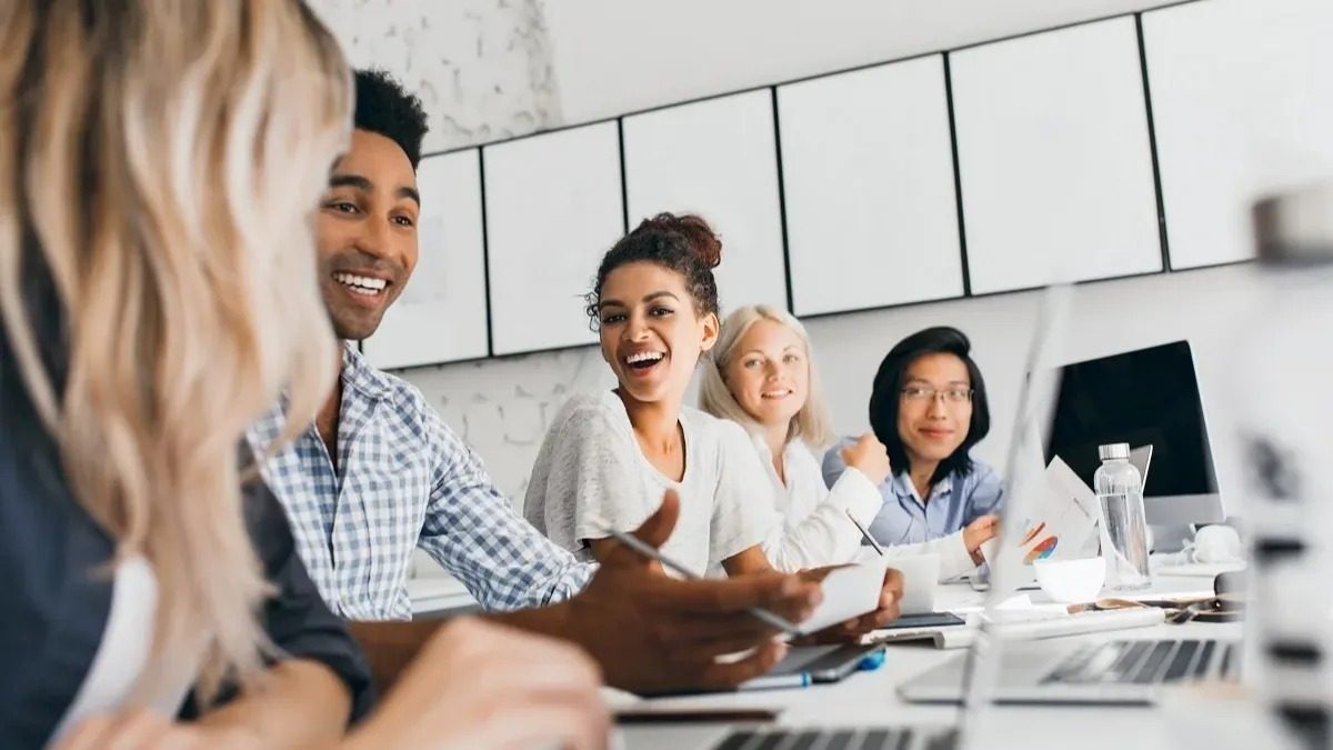 Entenda porque o Google e outras empresas estão investindo em cargos de Chief Happiness Officer